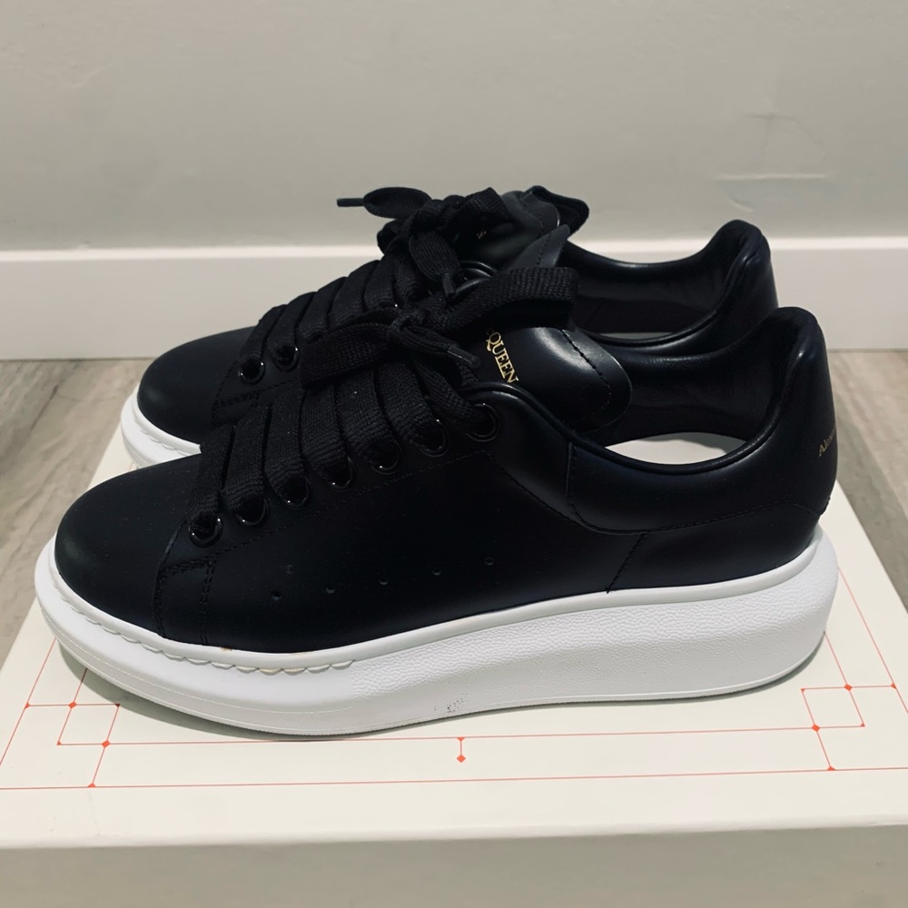 Womens sneakers size 38 (US 8.0)